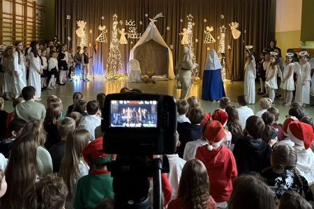 Jasełkowe przedstawienie przygotowane przez uczniów klas I–III 2025